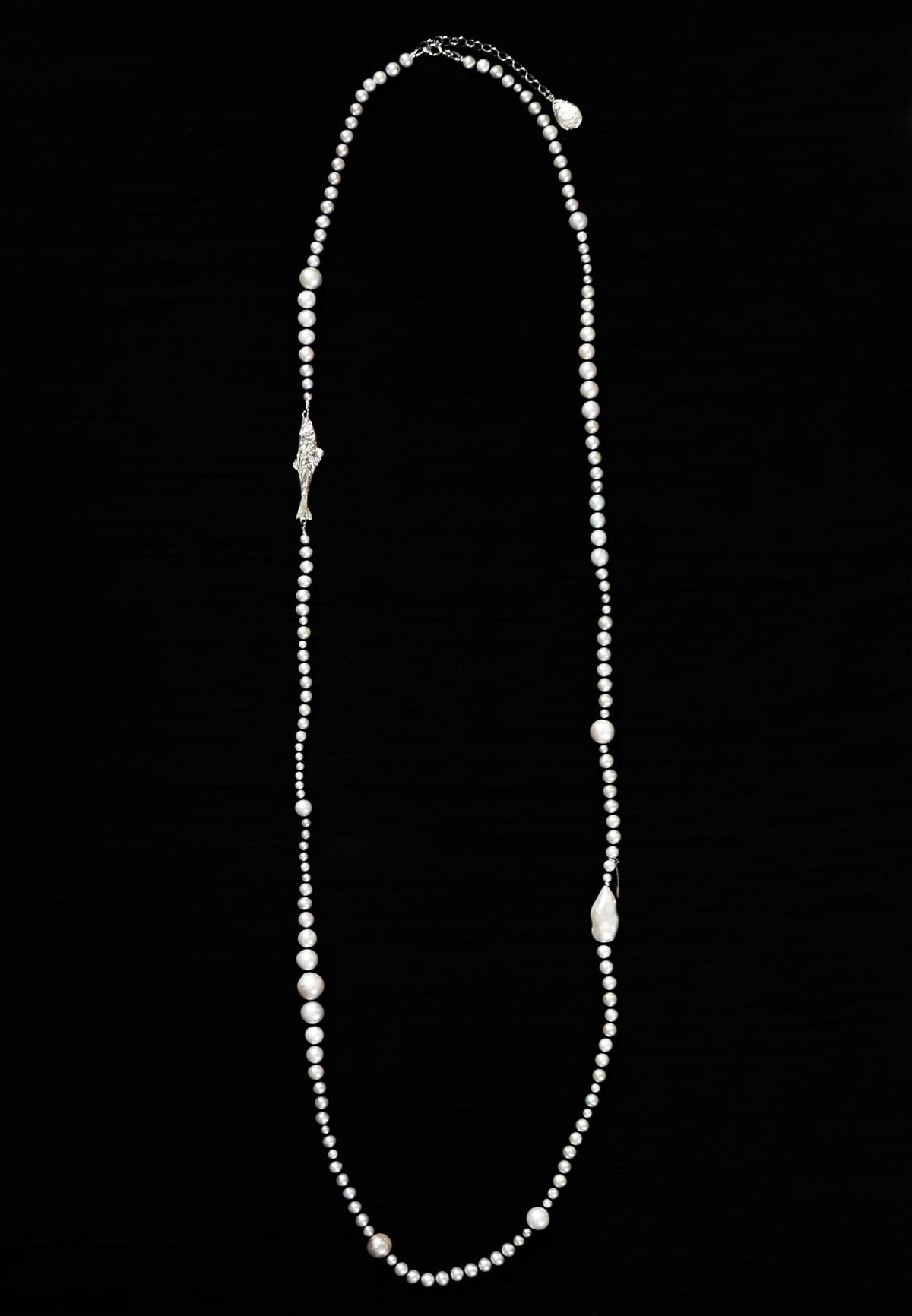 Silver fish necklace in pearls No1