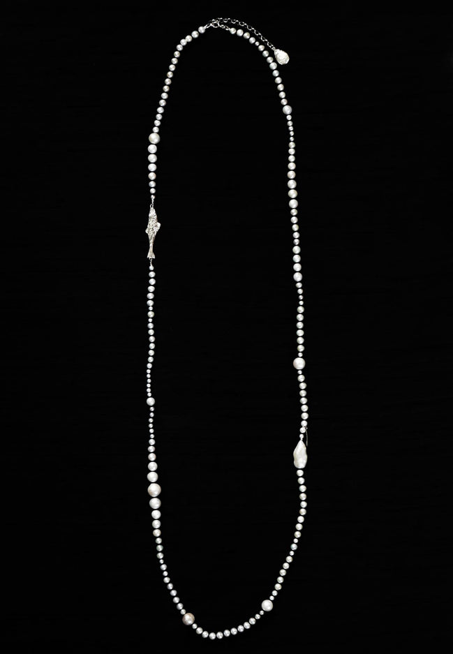 Silver fish necklace in pearls No1