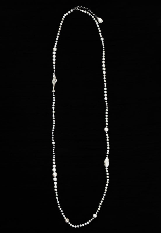 Silver fish necklace in pearls No1