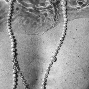 Silver fish necklace in pearls No1