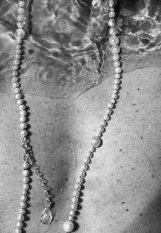 Silver fish necklace in pearls No1