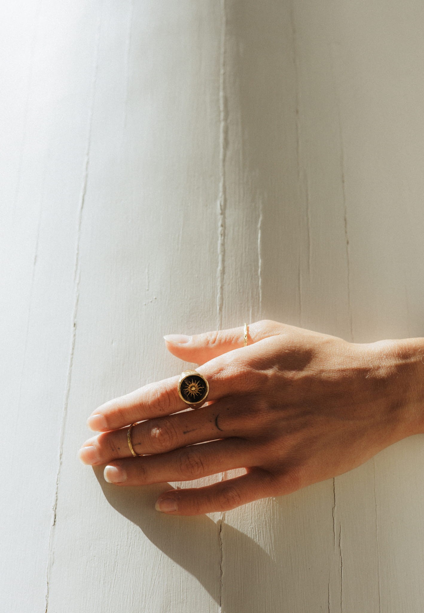 Sygnet SŁOŃCE złoto, czarny. Energia męska. Anna Samkow