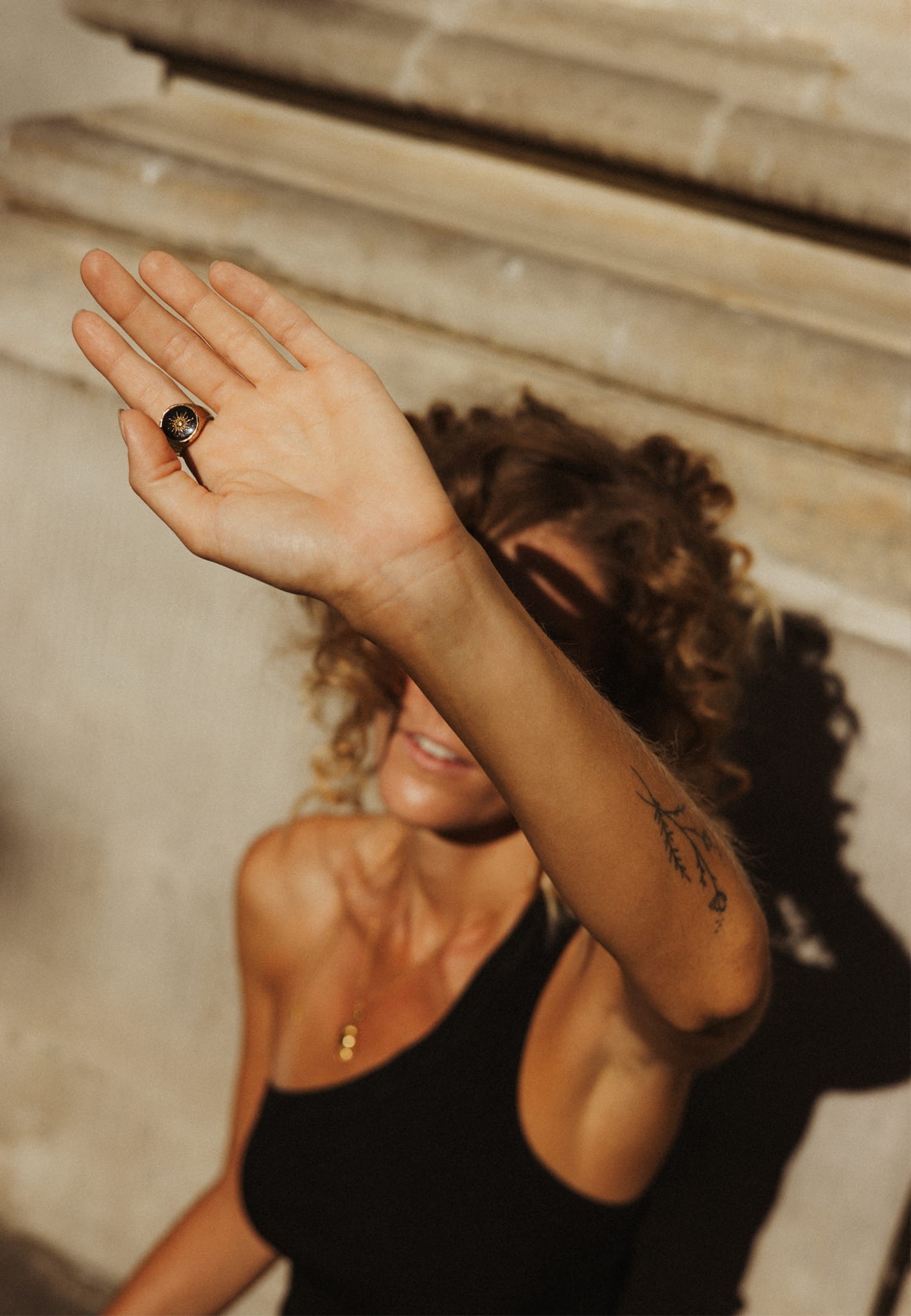 Sygnet SŁOŃCE złoto, czarny. Anna Samkow . Portret